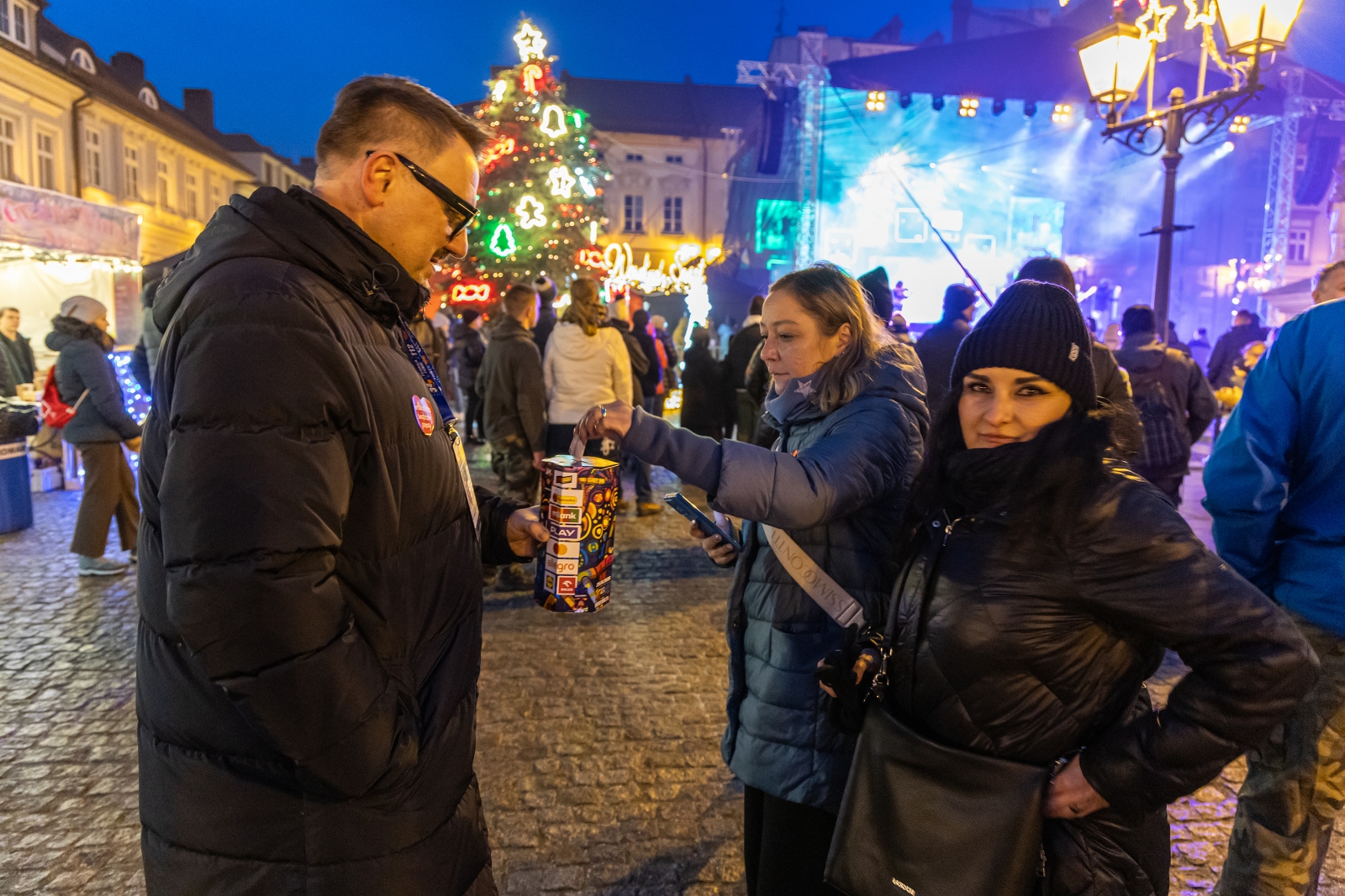 na zdjęciu osoby podczas grania orkiestry 
