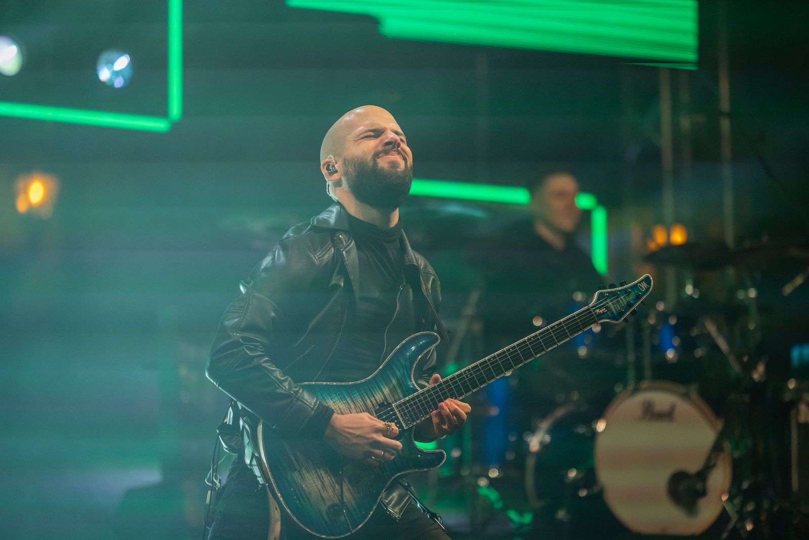 na zdjęciu osoby podczas grania orkiestry 