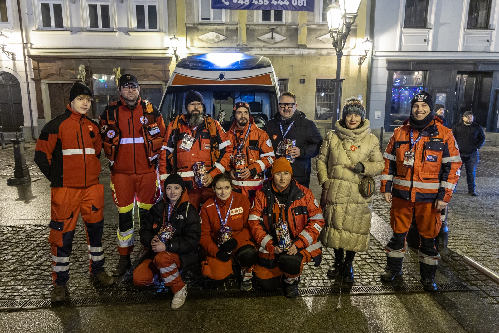 na zdjęciu osoby podczas grania orkiestry 