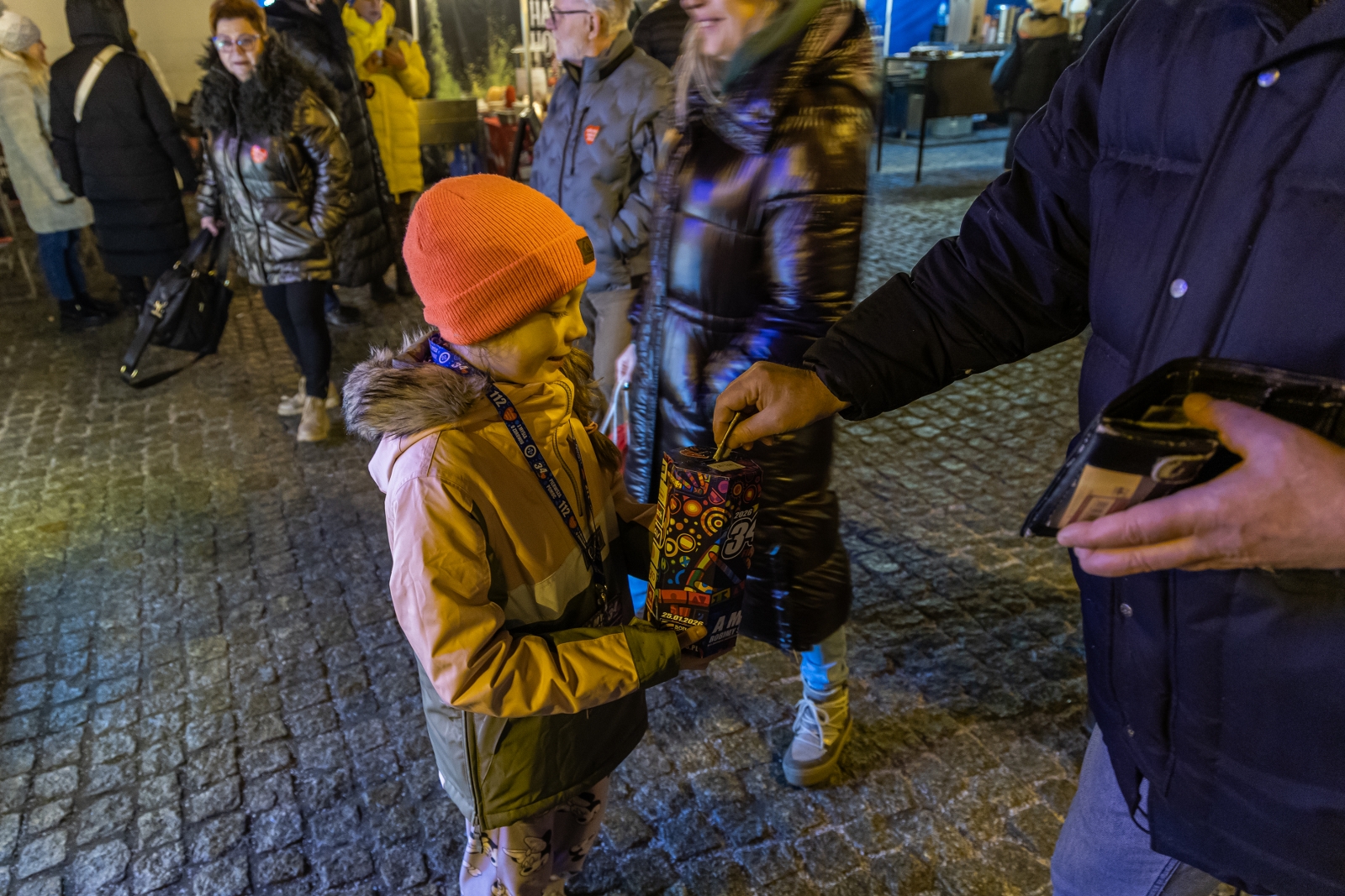 na zdjęciu osoby podczas grania orkiestry 