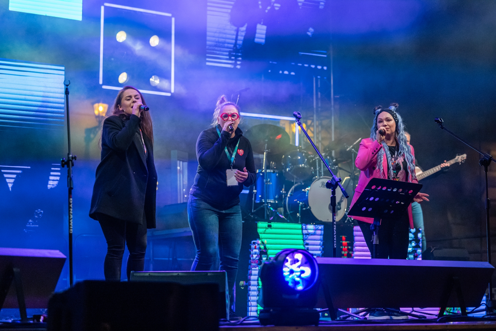 na zdjęciu osoby podczas grania orkiestry 