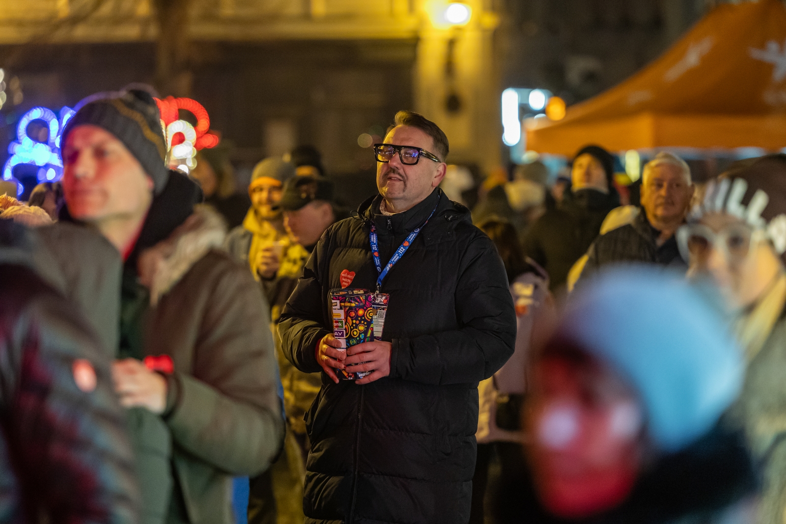 na zdjęciu osoby podczas grania orkiestry 