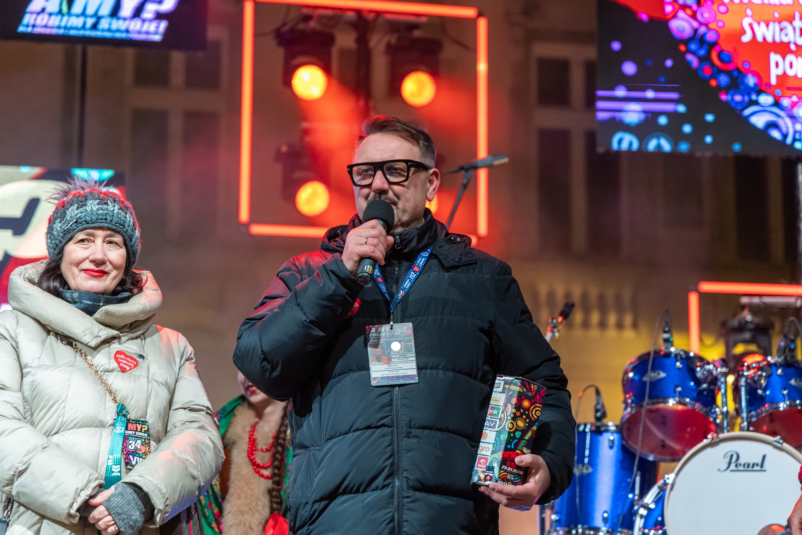 na zdjęciu osoby podczas grania orkiestry 