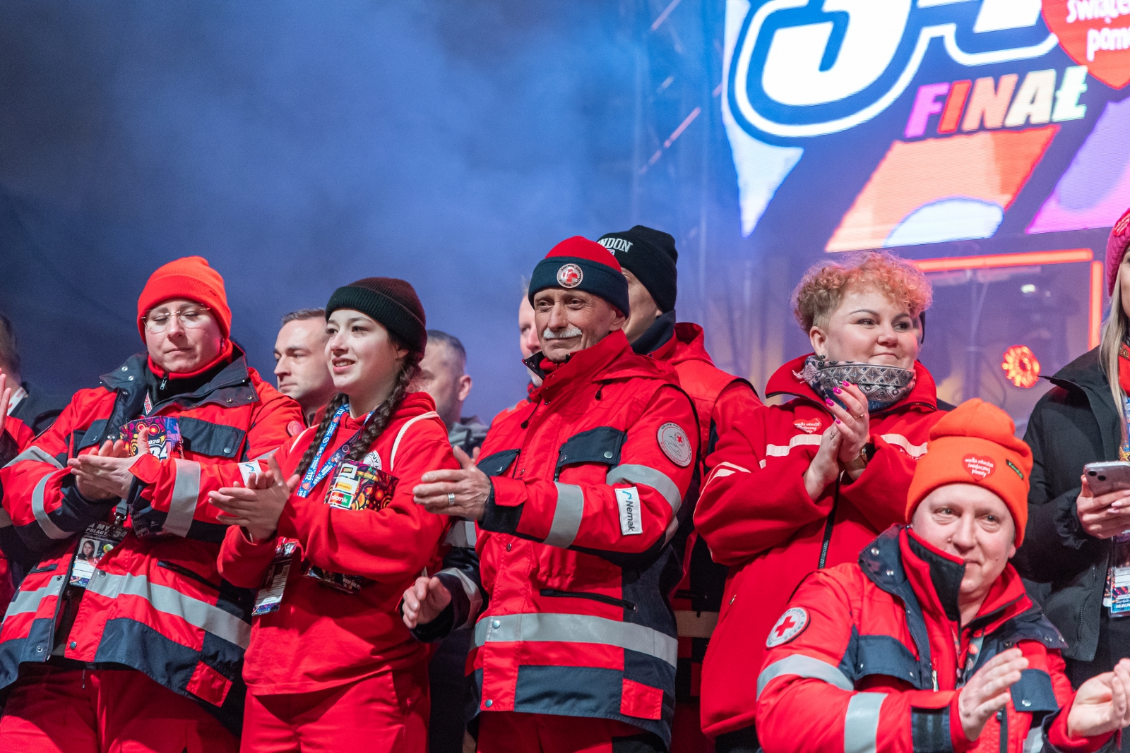 na zdjęciu osoby podczas grania orkiestry 
