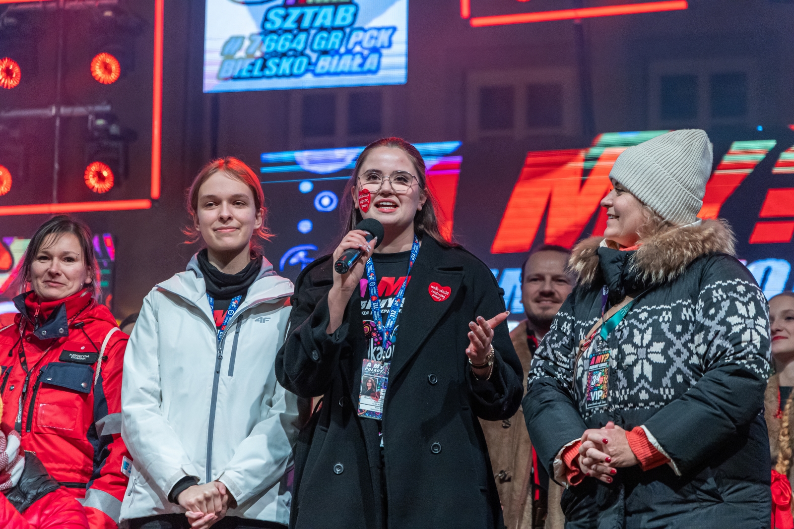 na zdjęciu osoby podczas grania orkiestry 