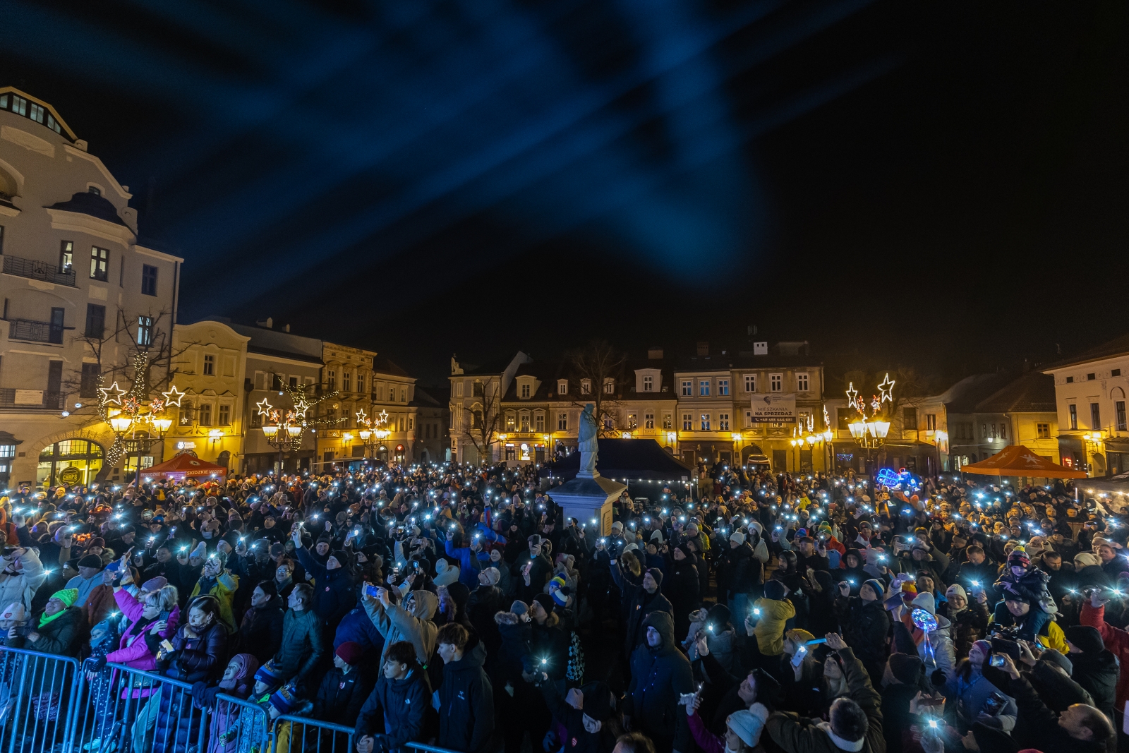 na zdjęciu osoby podczas grania orkiestry 