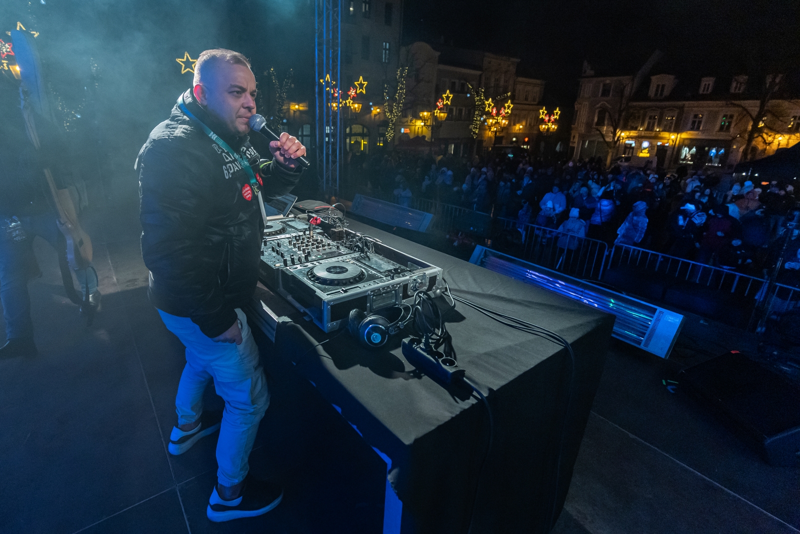 na zdjęciu osoby podczas grania orkiestry 