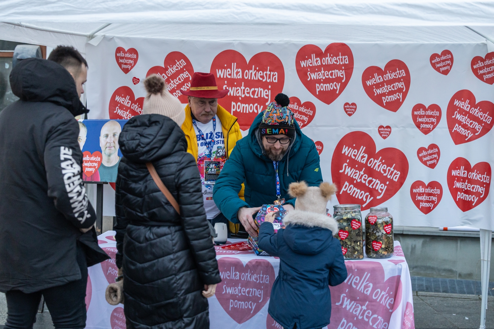 na zdjęciu osoby podczas grania orkiestry 