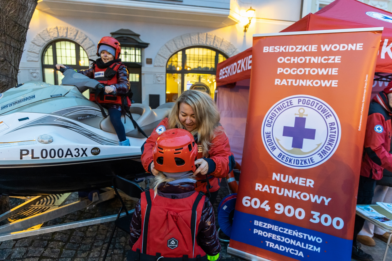 na zdjęciu osoby podczas grania orkiestry 