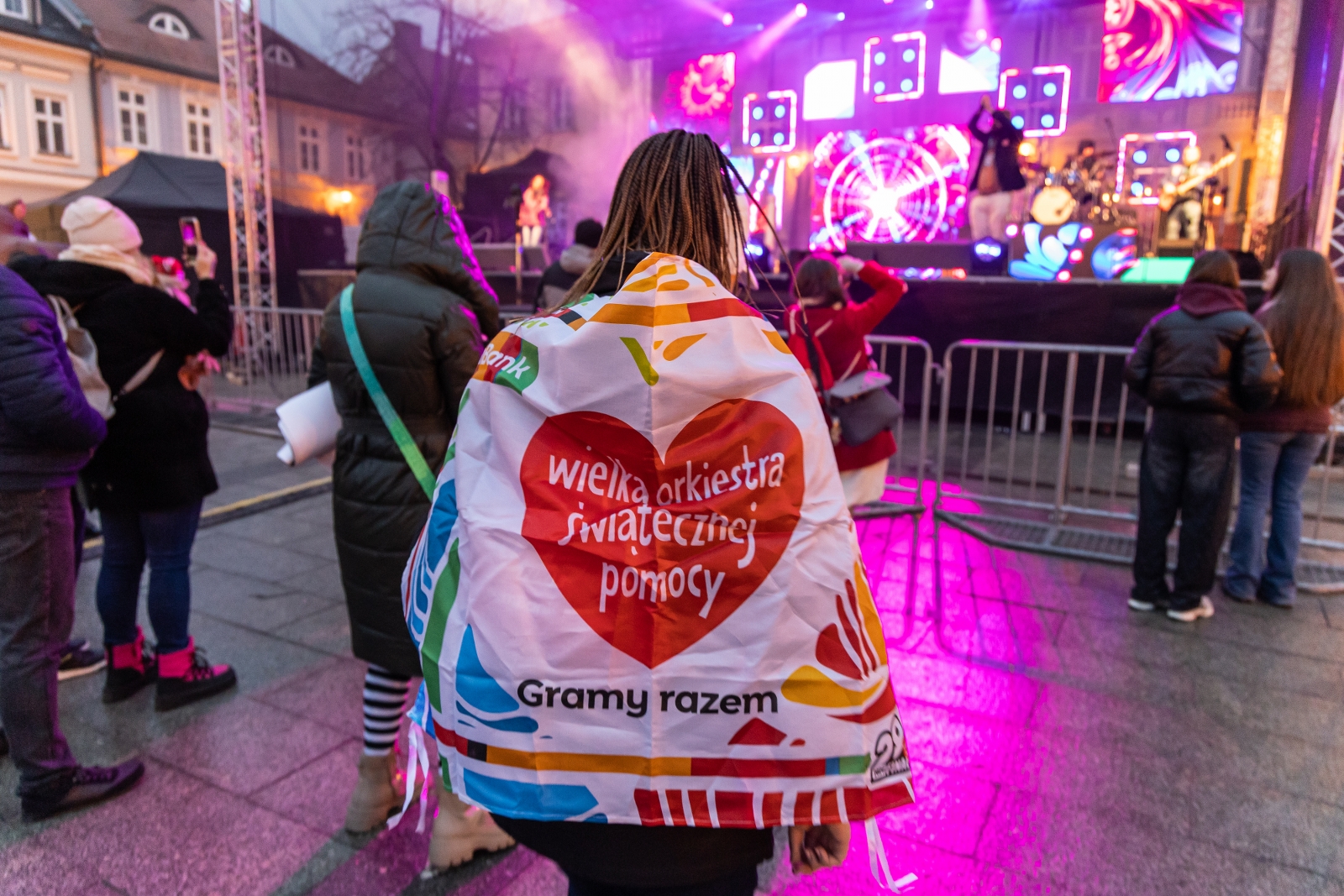 na zdjęciu osoby podczas grania orkiestry 