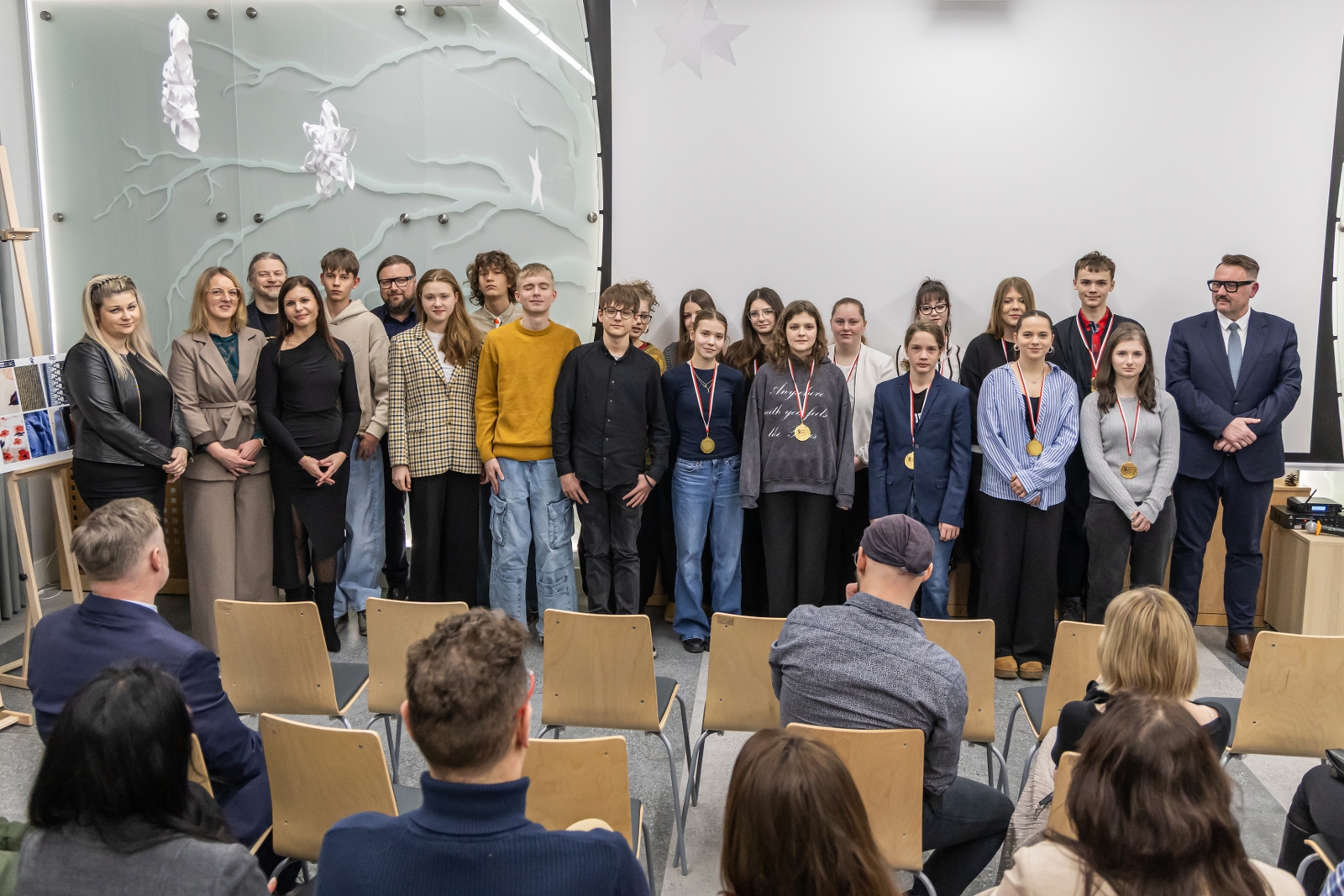 na zdjęciu osoby podczas spotkania