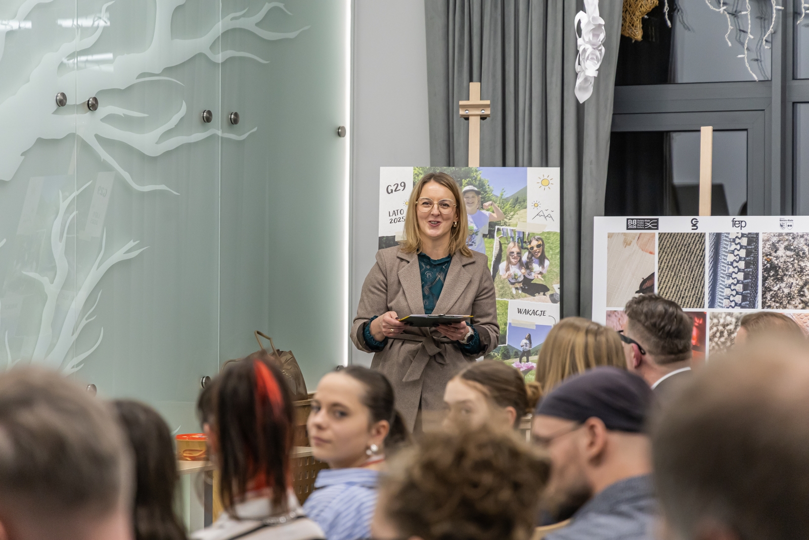 na zdjęciu osoby podczas spotkania