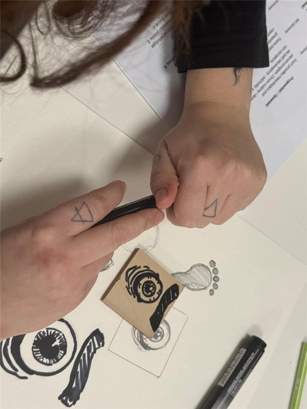 Zdjęcie rysującej osoby.