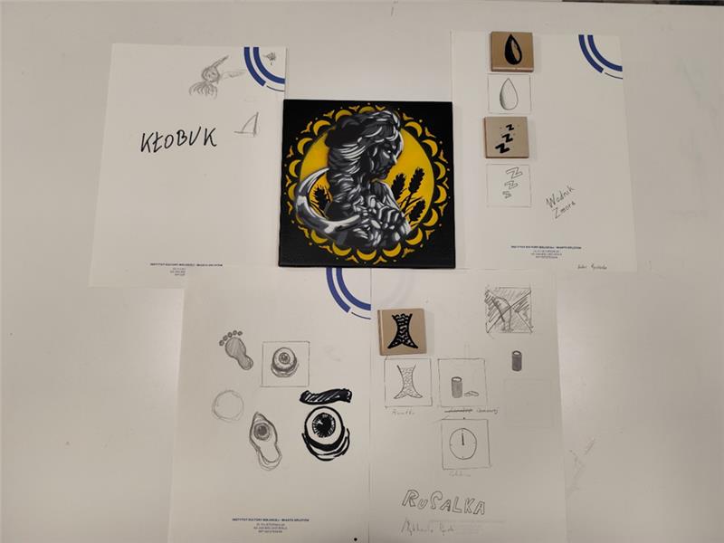 Zdjecie tablicy z kartkami.