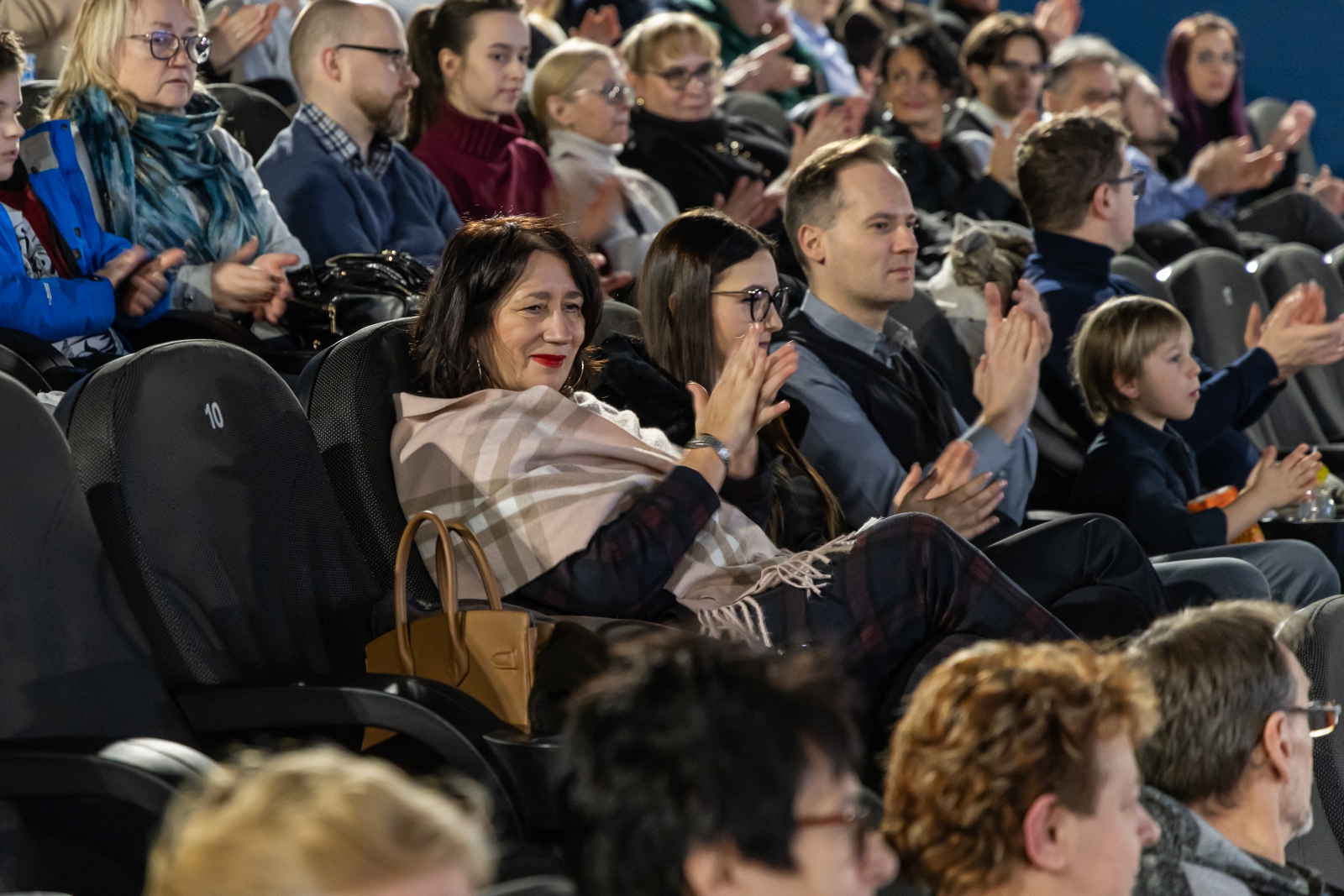 na zdjęciu osoby podczas premiery