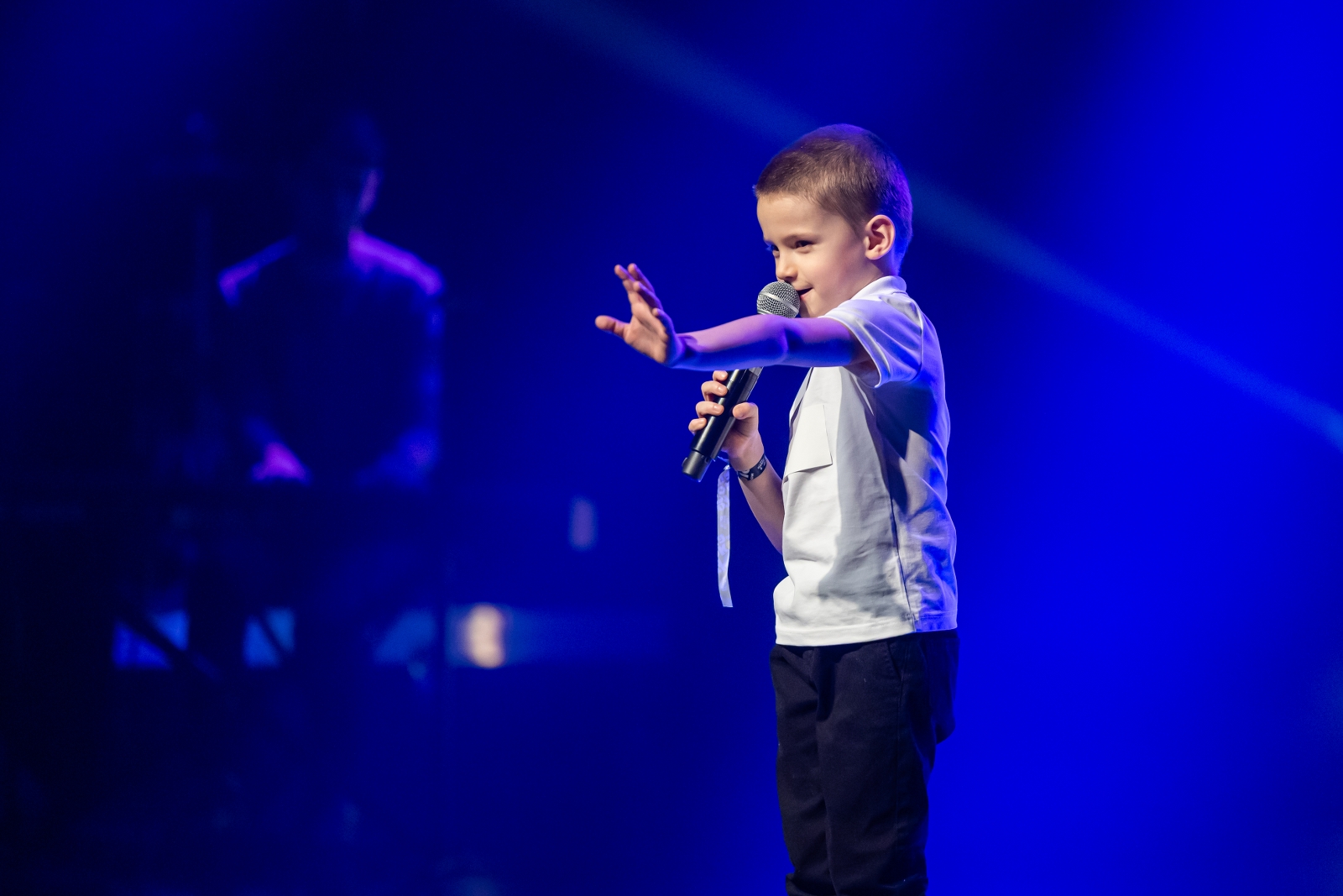 na zdjęciu osoby na scenie