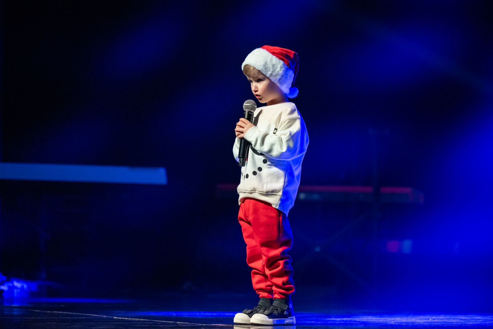 na zdjęciu osoby na scenie