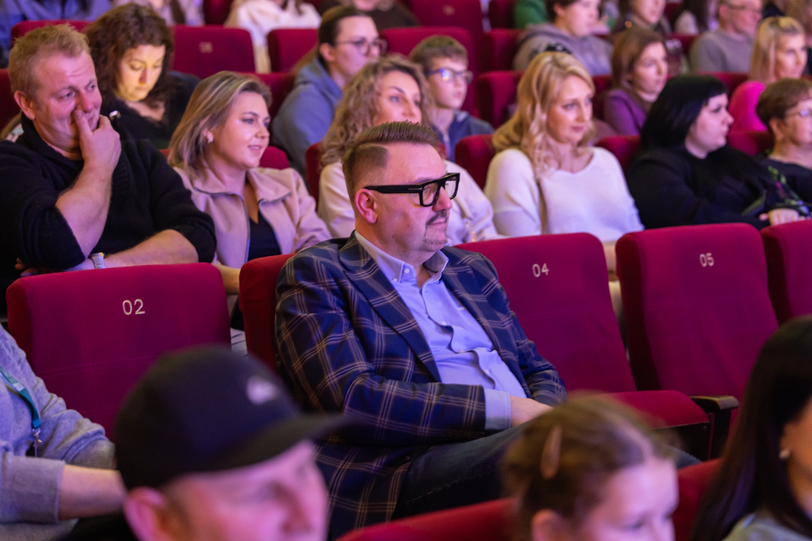 na zdjęciu osoby na scenie