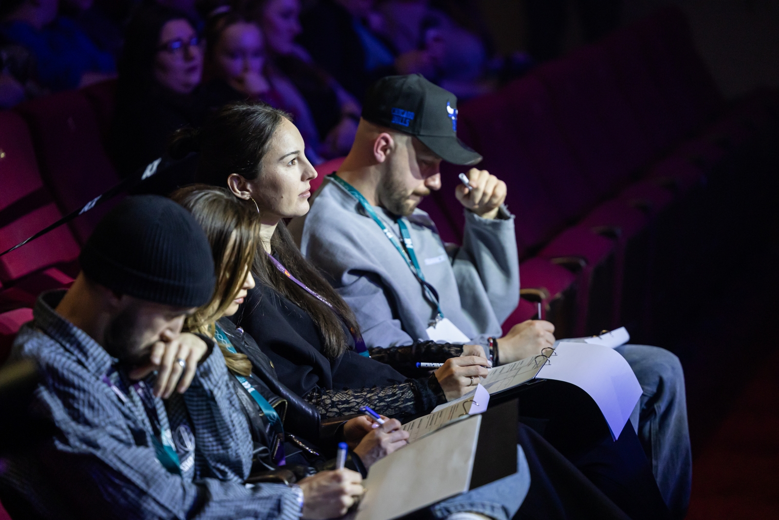 na zdjęciu osoby na scenie