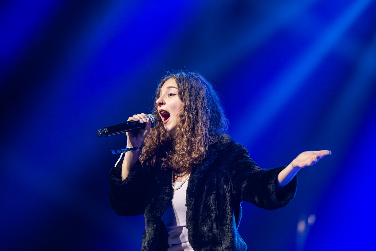 na zdjęciu osoby na scenie