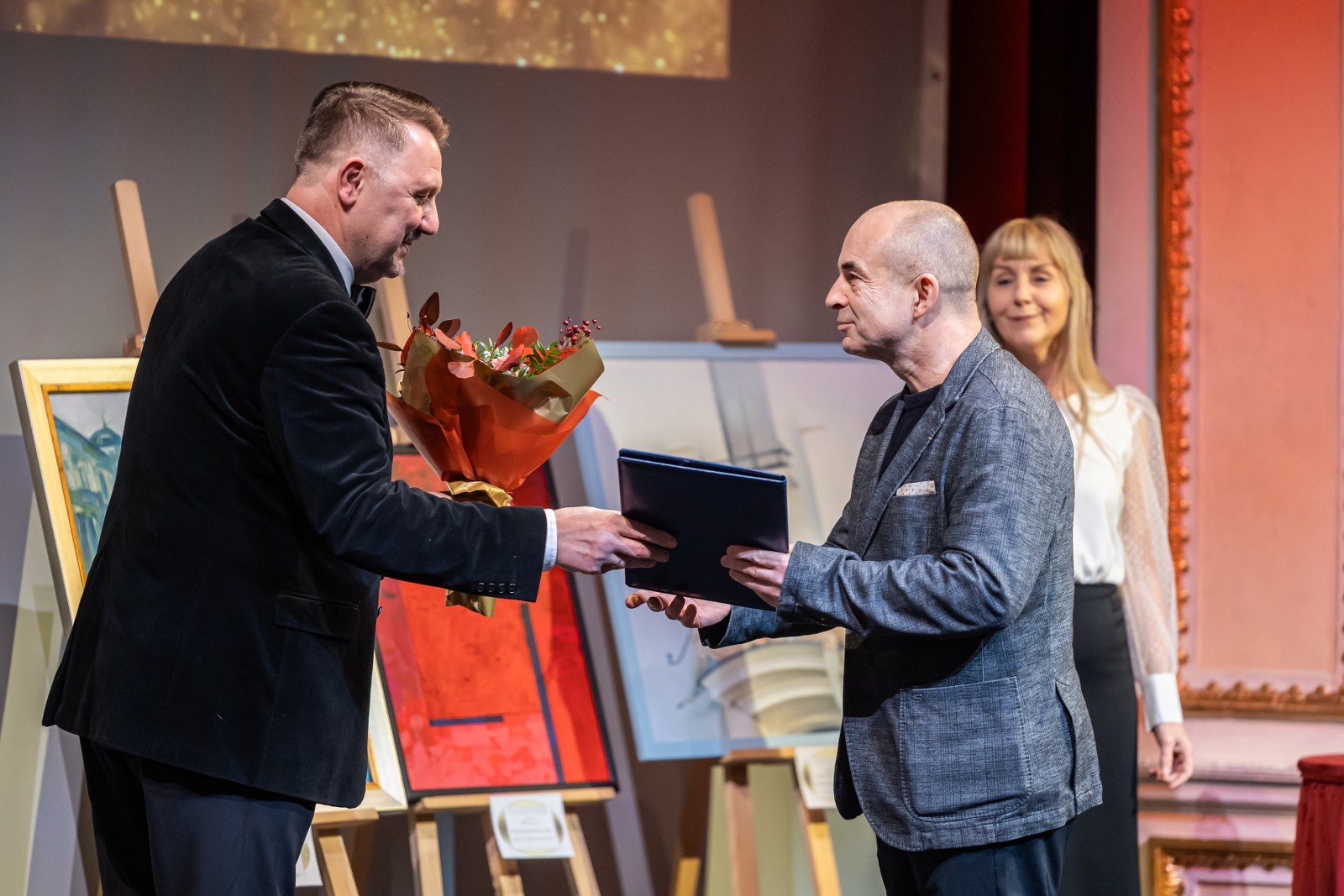 na zdjęciu osoby na scenie