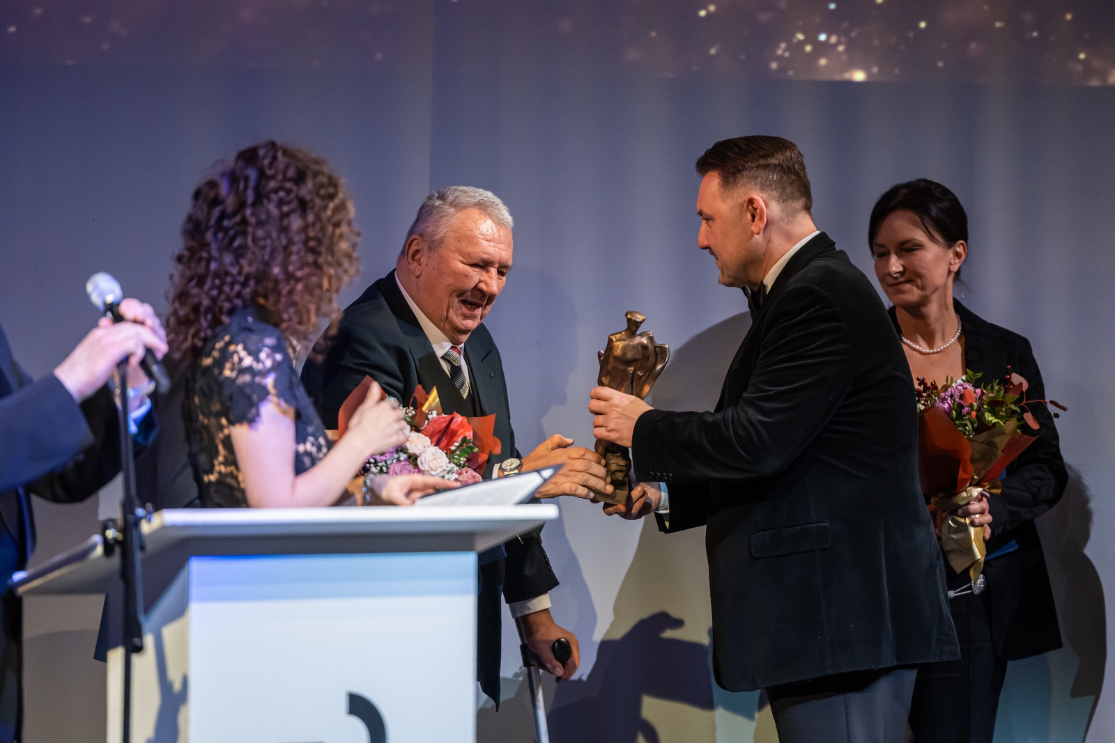 na zdjęciu osoby na scenie