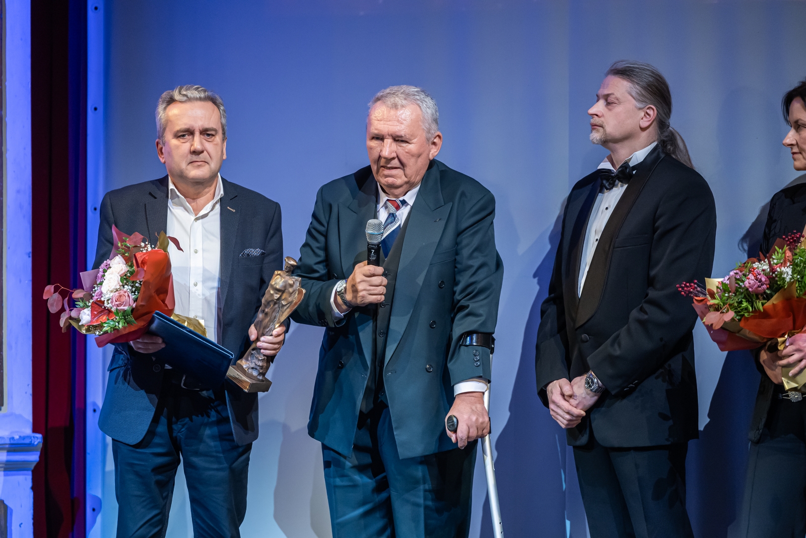 na zdjęciu osoby na scenie