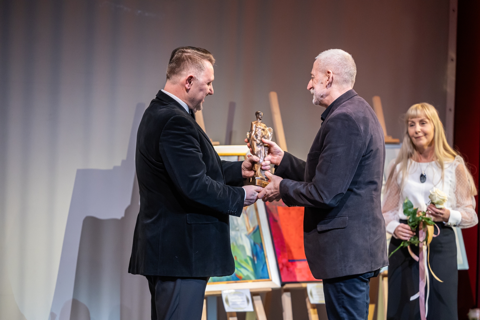 na zdjęciu osoby na scenie