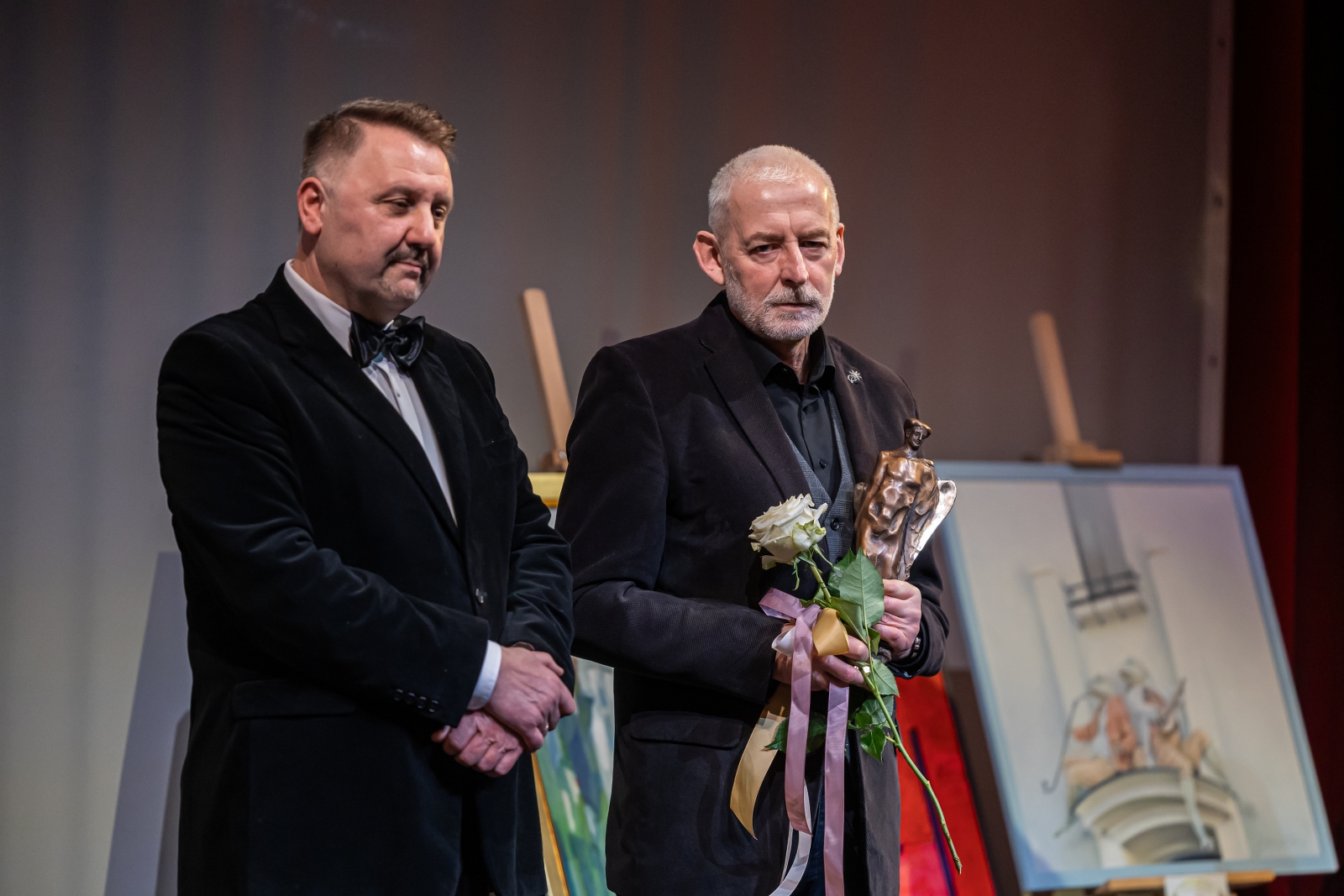 na zdjęciu osoby na scenie