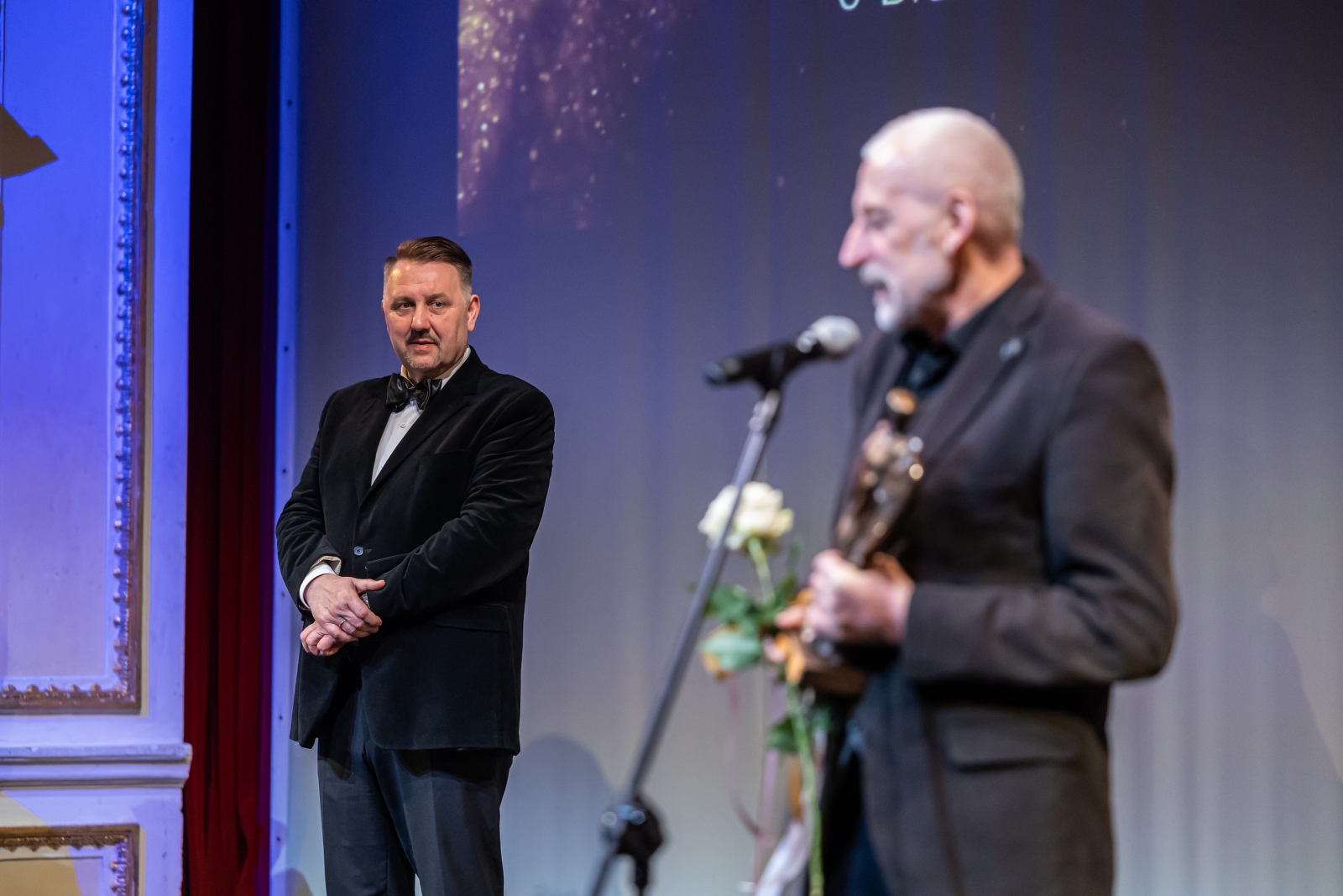 na zdjęciu osoby na scenie