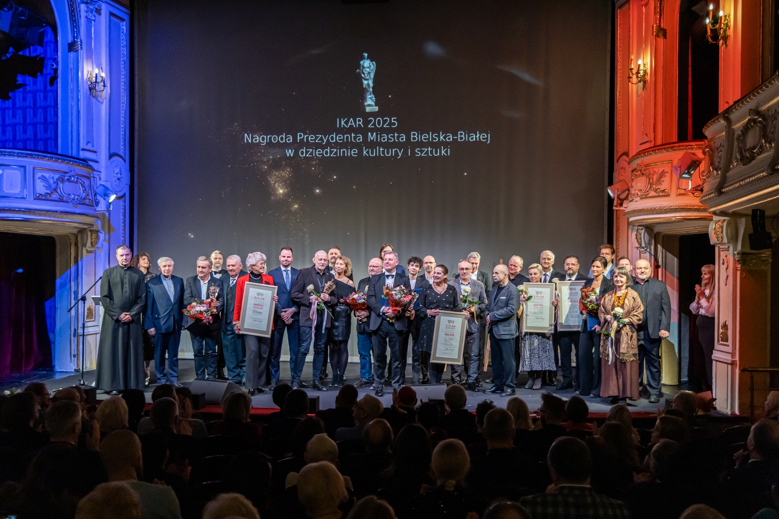 na zdjęciu osoby na scenie