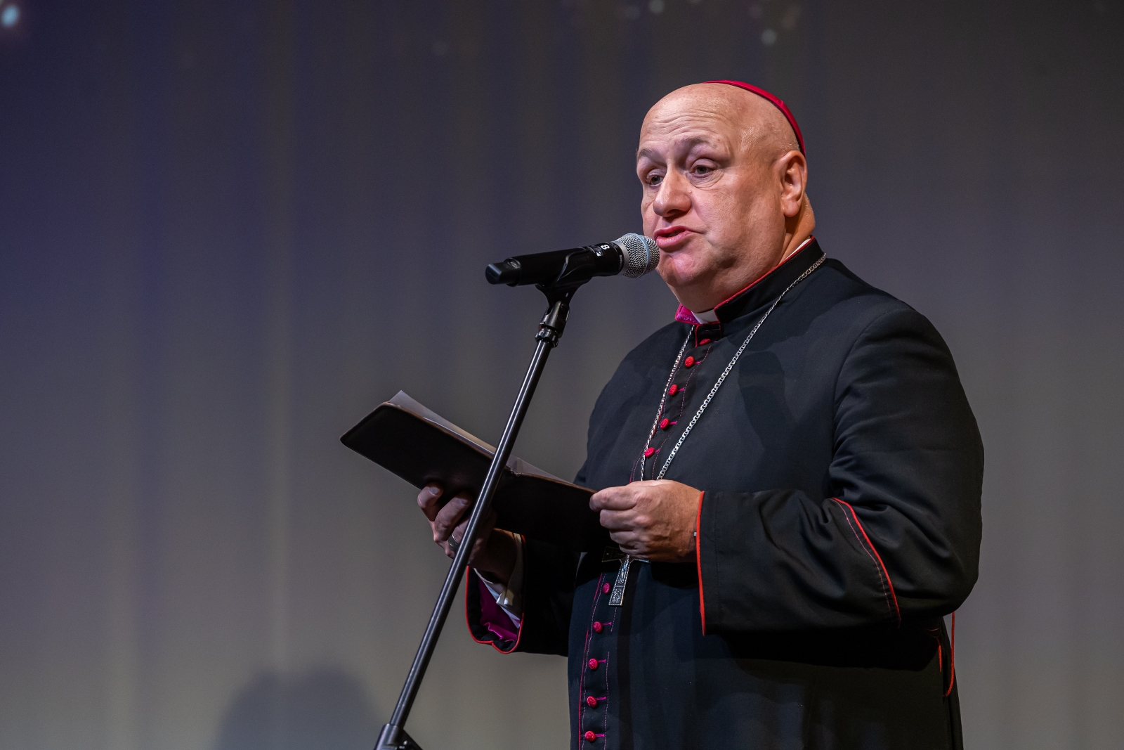 na zdjęciu osoby na scenie