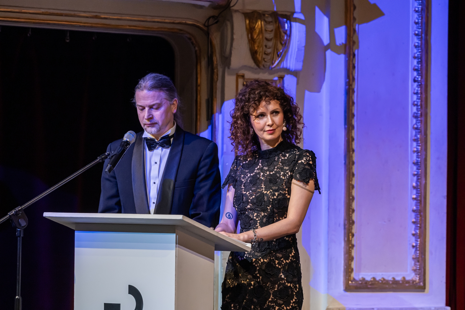 na zdjęciu osoby na scenie