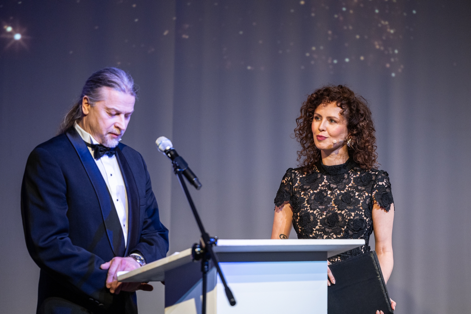 na zdjęciu osoby na scenie