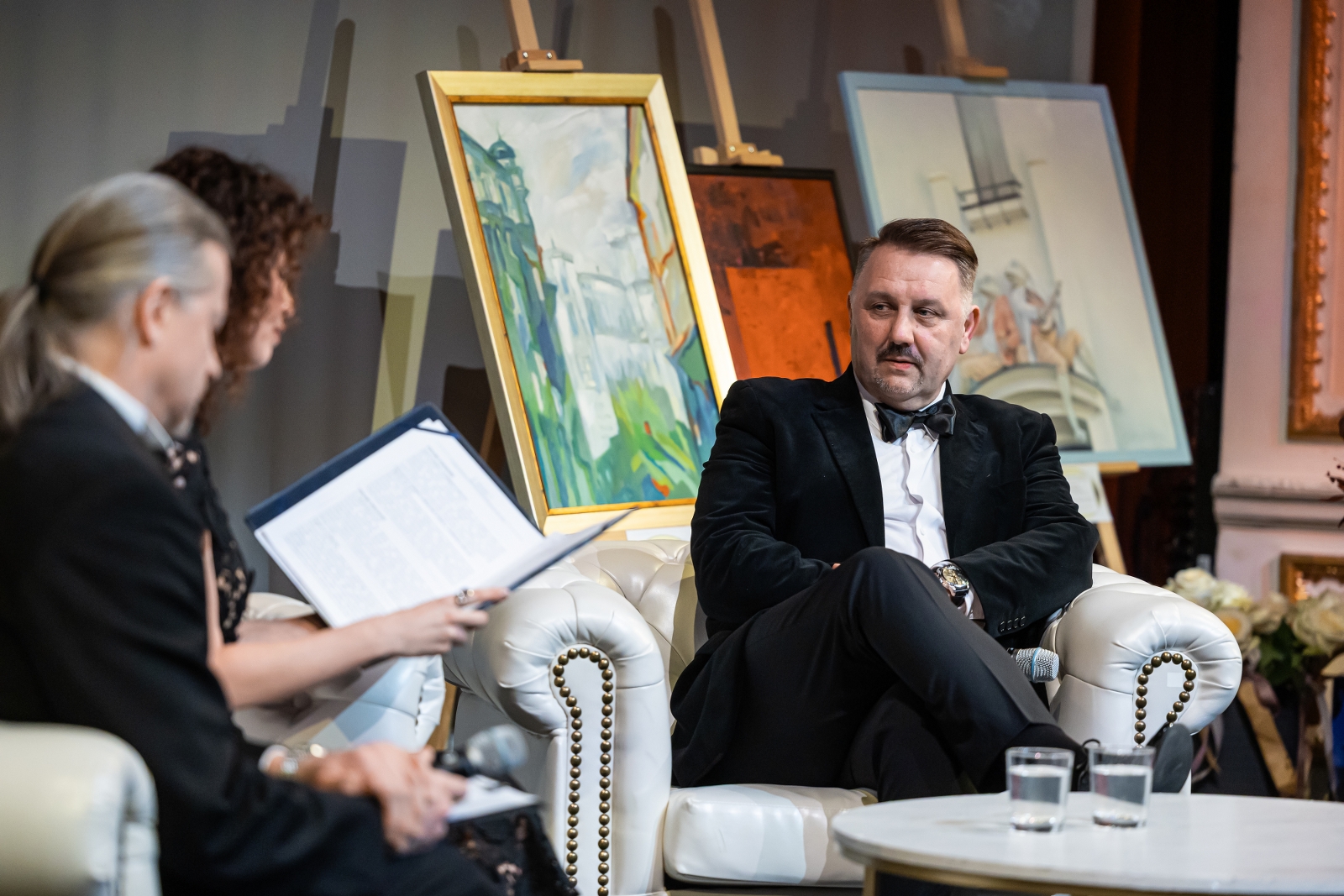 na zdjęciu osoby na scenie