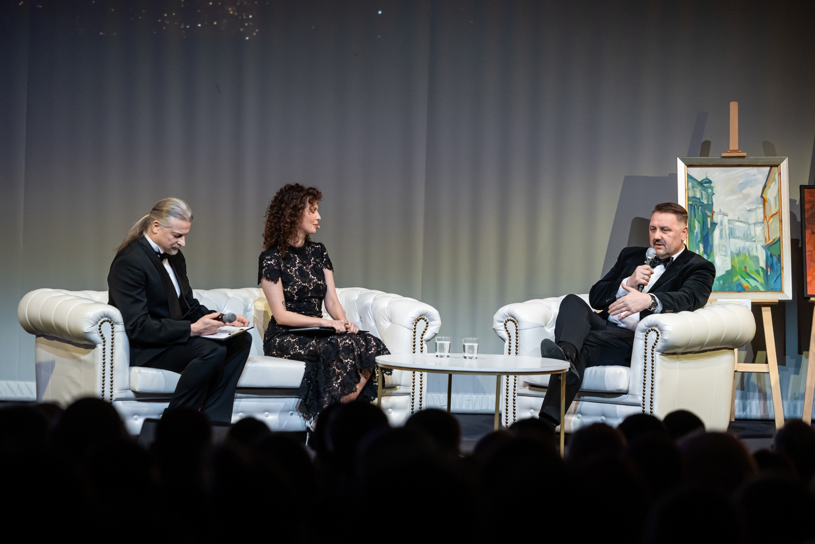 na zdjęciu osoby na scenie