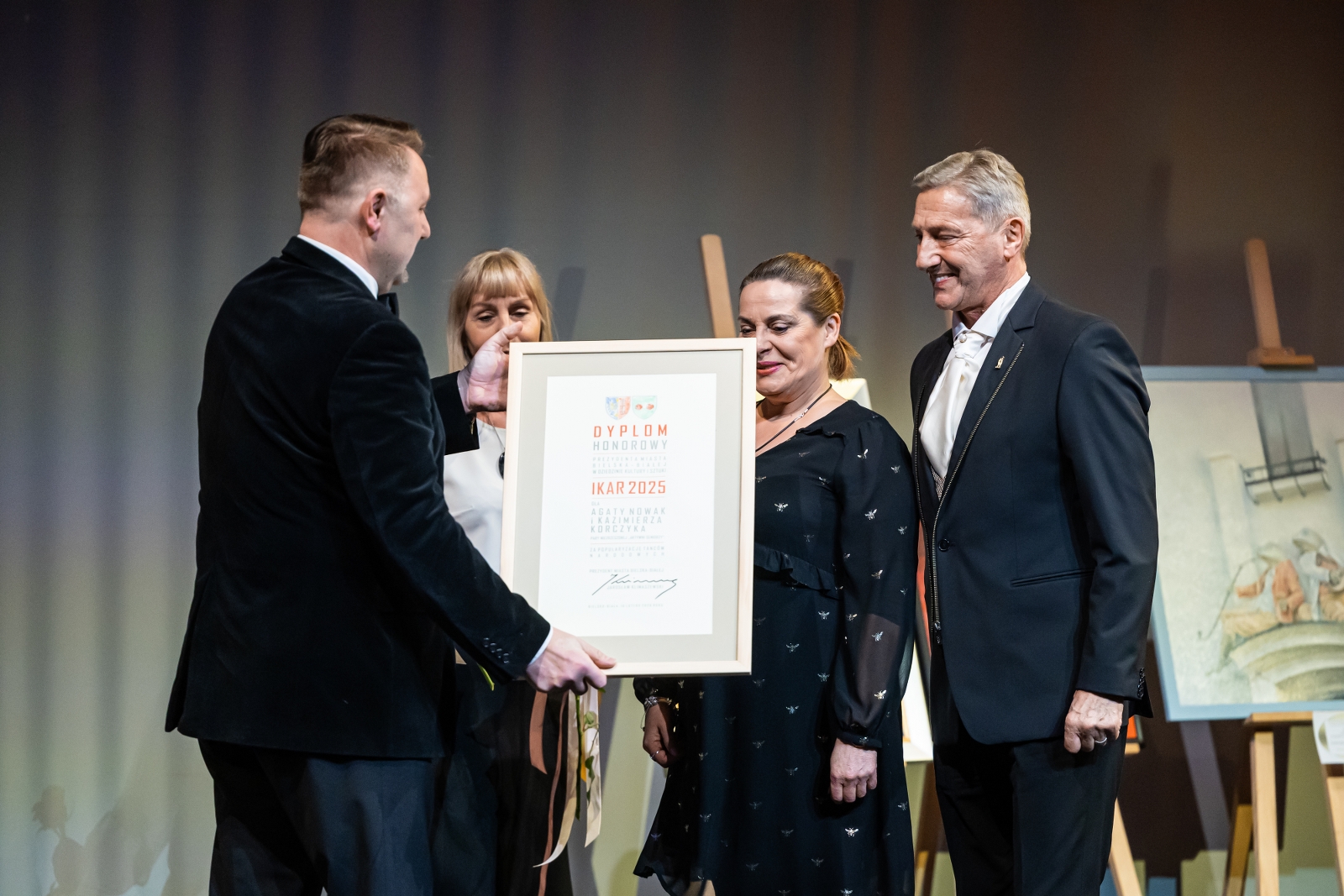 na zdjęciu osoby na scenie