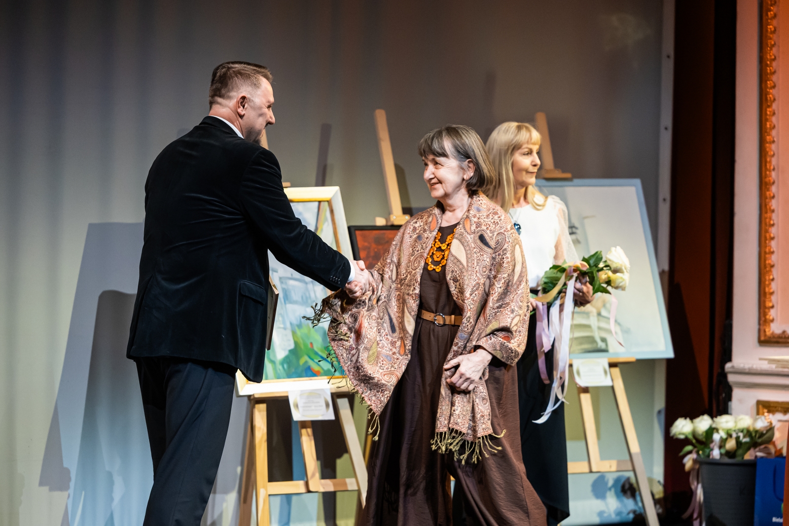 na zdjęciu osoby na scenie