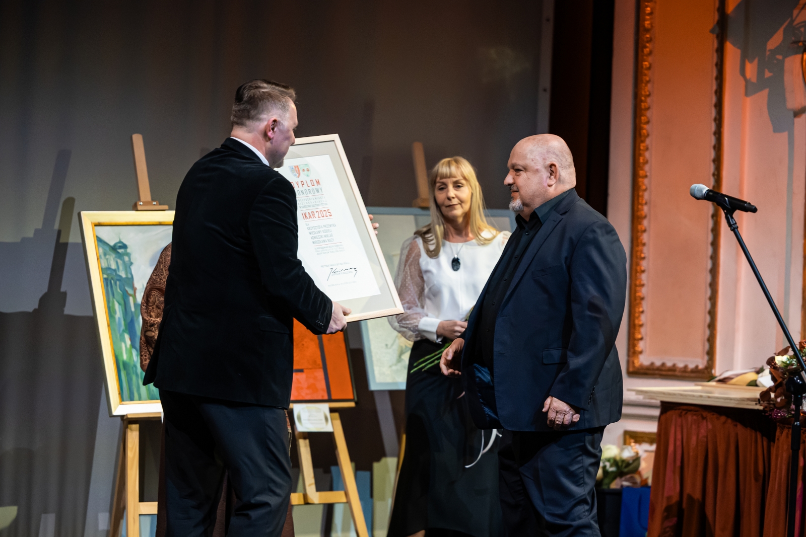 na zdjęciu osoby na scenie