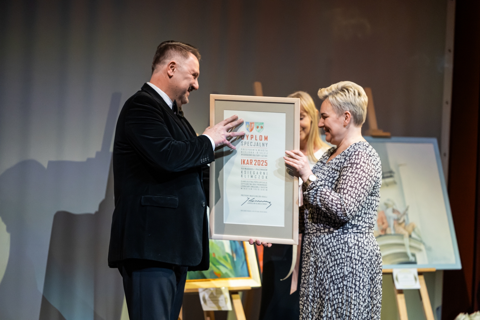 na zdjęciu osoby na scenie