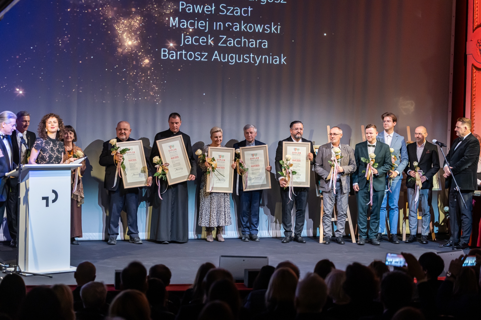 na zdjęciu osoby na scenie