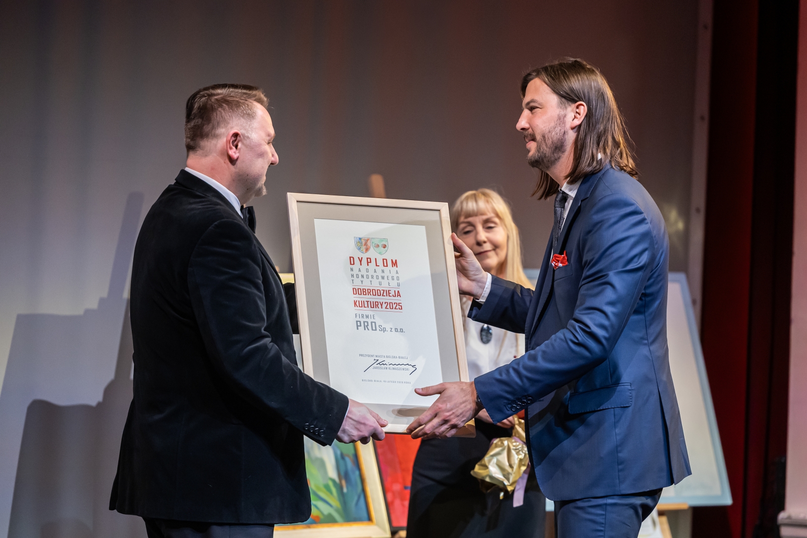 na zdjęciu osoby na scenie