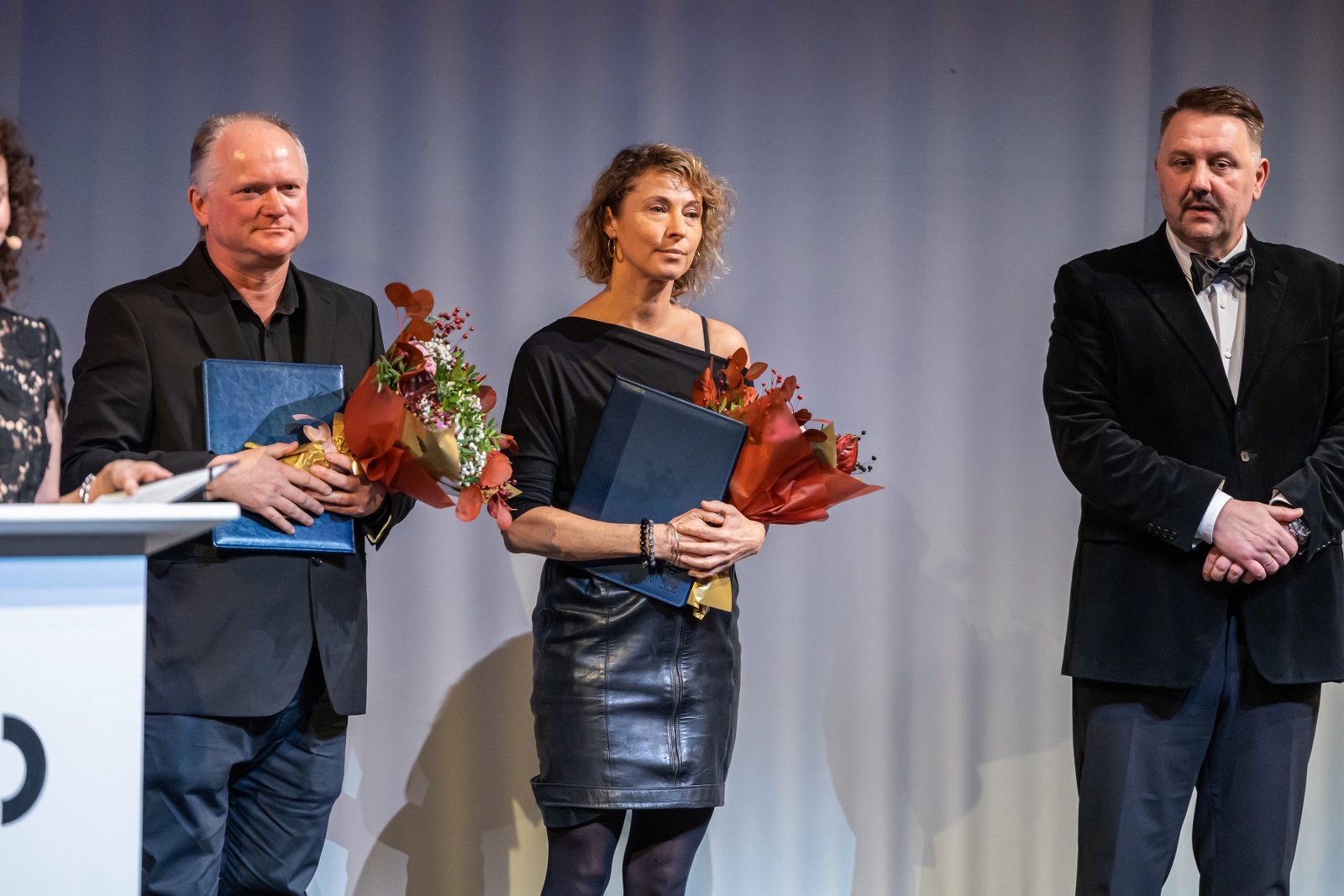 na zdjęciu osoby na scenie