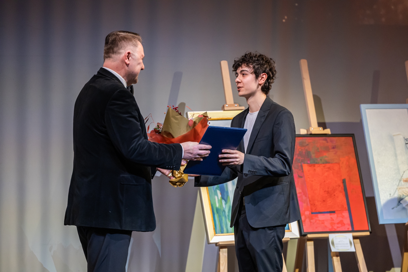 na zdjęciu osoby na scenie