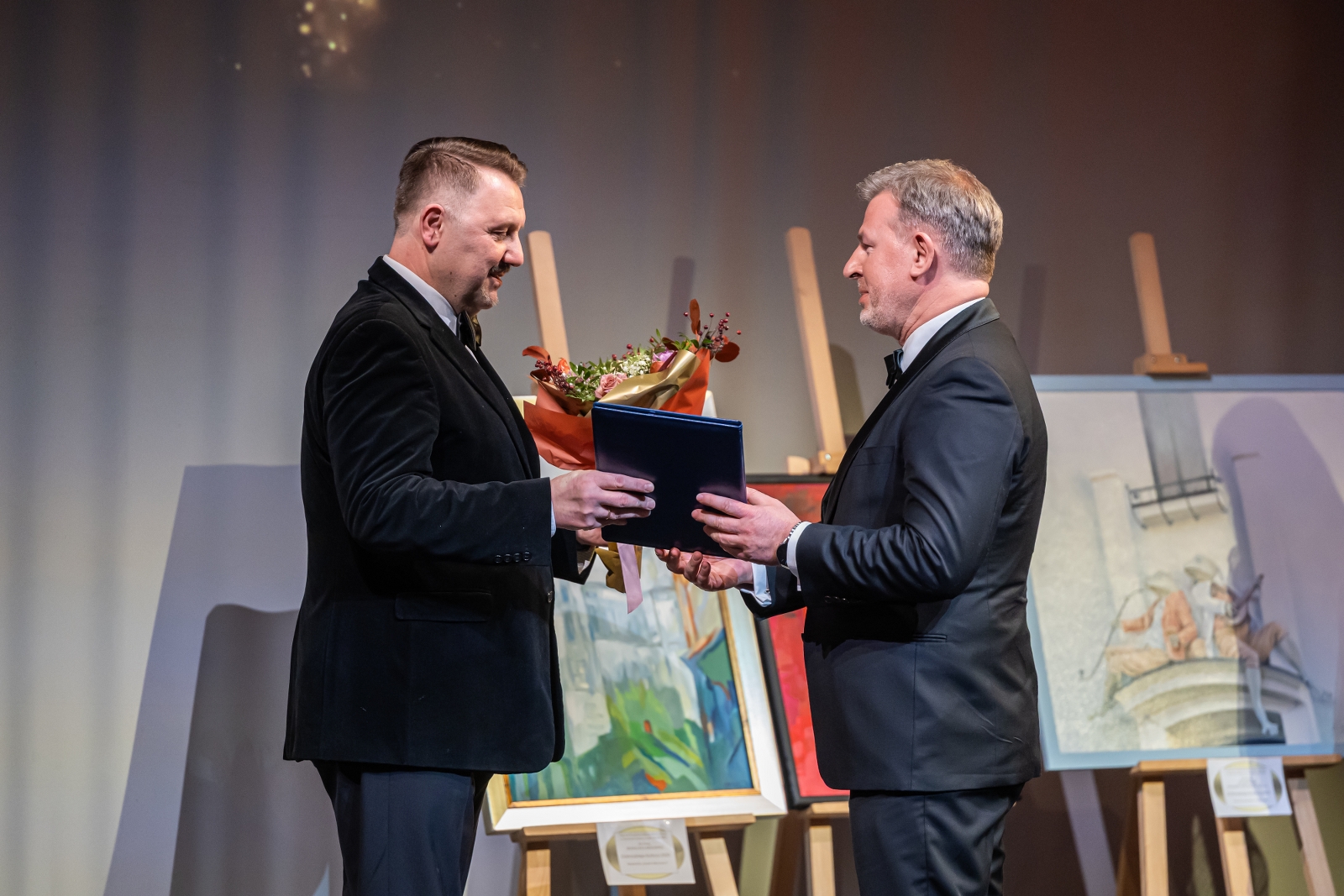 na zdjęciu osoby na scenie