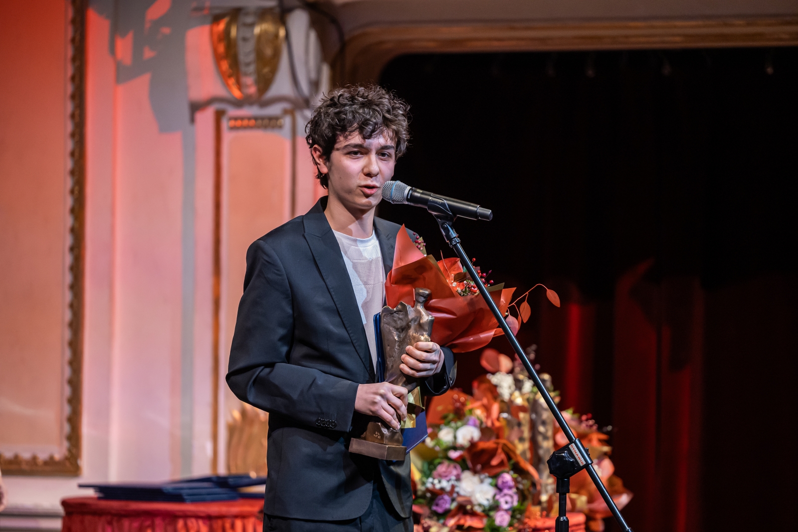 na zdjęciu osoby na scenie