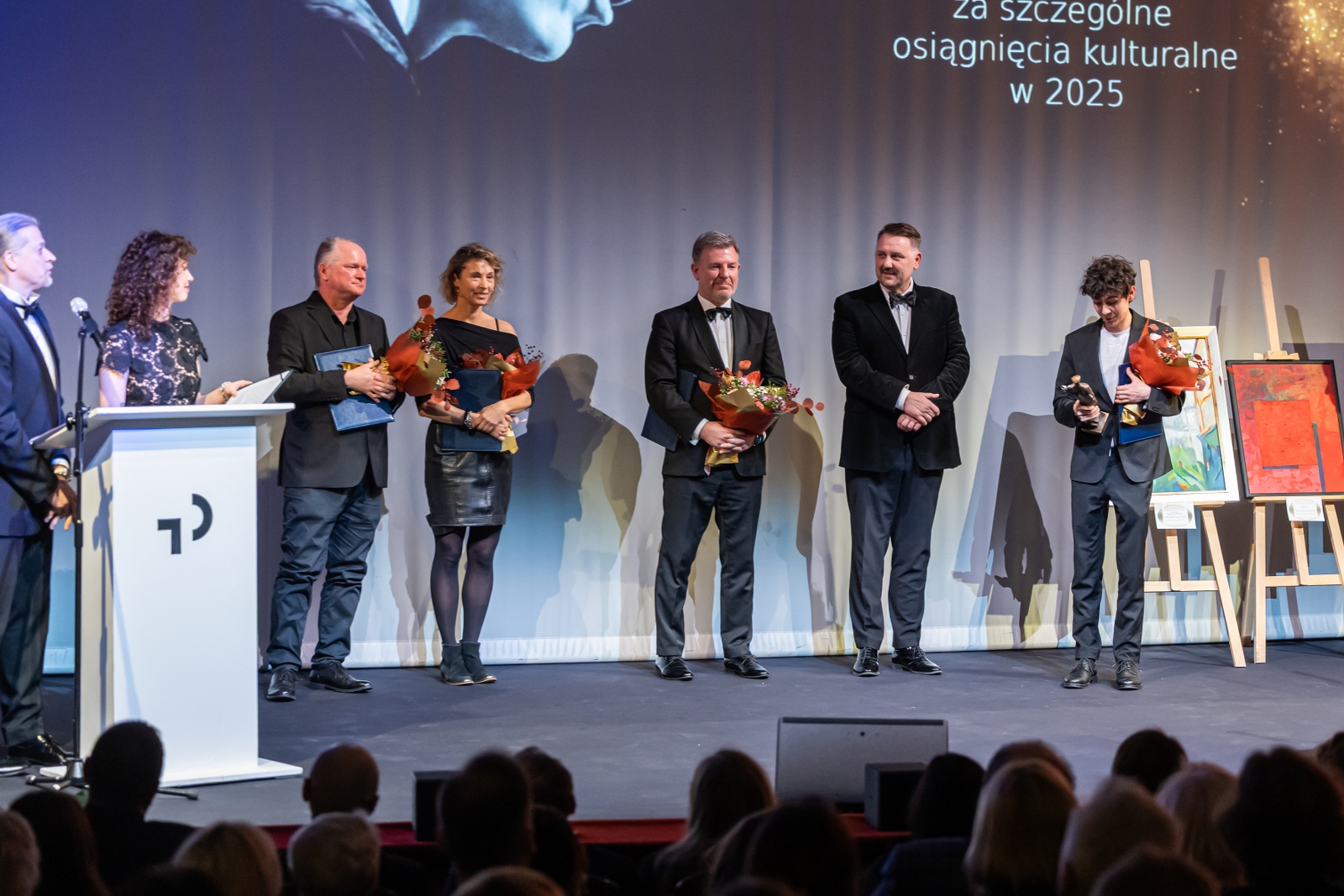 na zdjęciu osoby na scenie