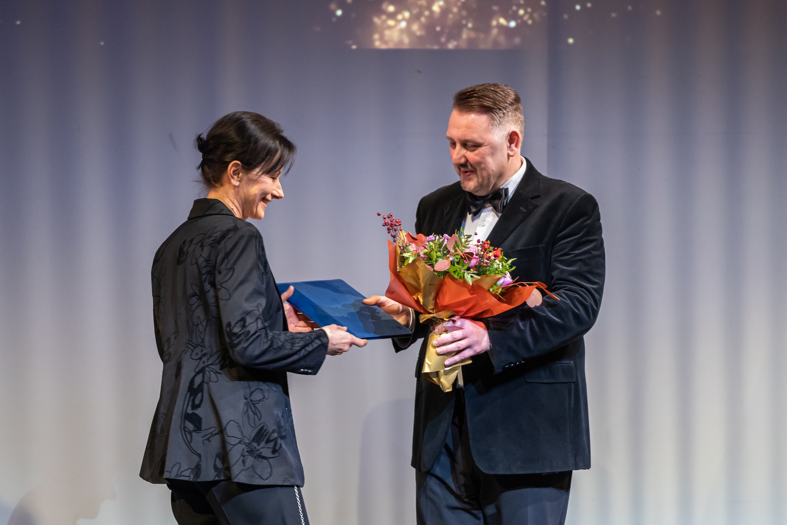 na zdjęciu osoby na scenie