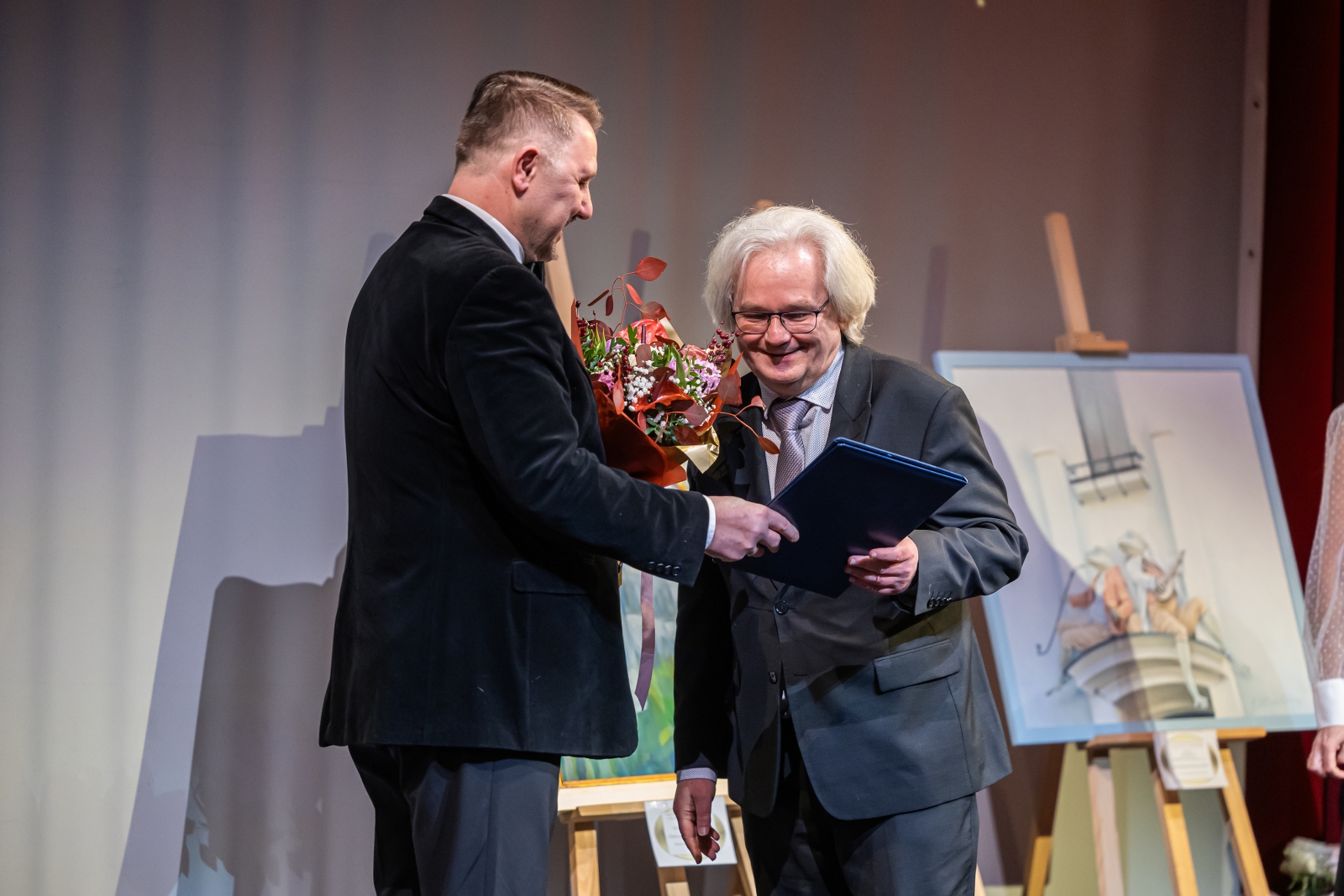 na zdjęciu osoby na scenie