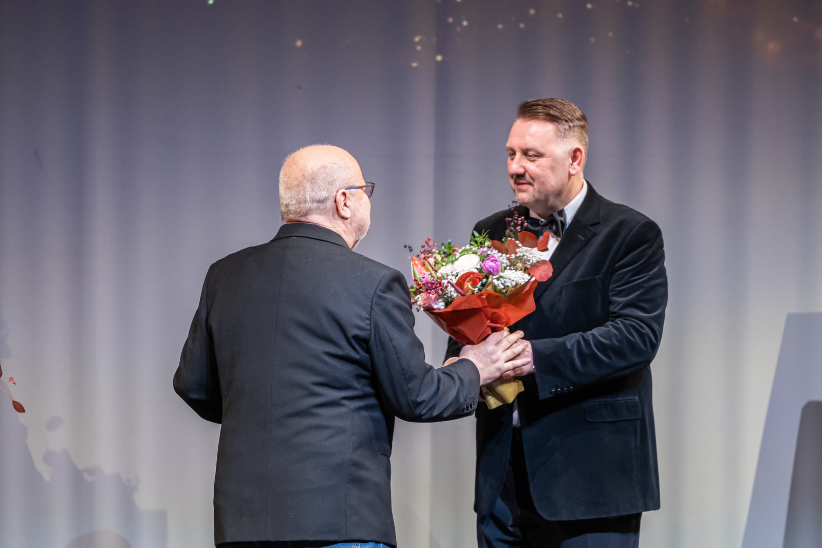 na zdjęciu osoby na scenie